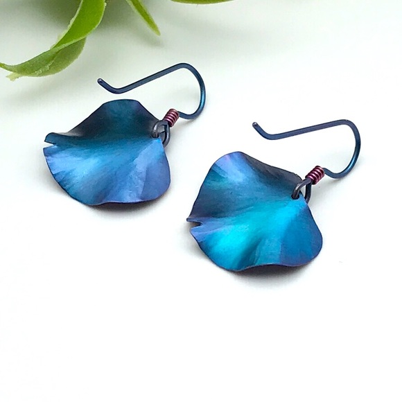 🌿 Lovely Titanium Gingko Pierced Earrings 🌿 - Picture 4 of 5